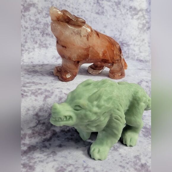 Green Jade & Fire Quartz Wolf - Picture 2 of 16